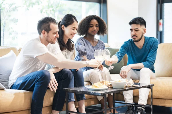 Män Och Kvinnor Som Har Husfest Och Har Kul Och — Stockfoto