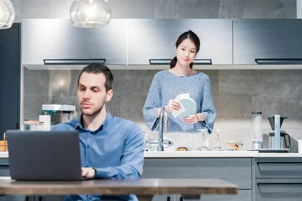 Чоловік Працює Обіднім Столом Жінка Миє Посуд Кухні — стокове фото