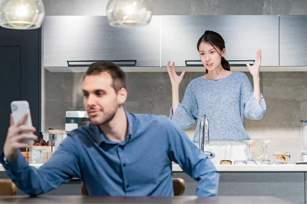 Een Man Met Een Smartphone Een Boze Vrouw — Stockfoto