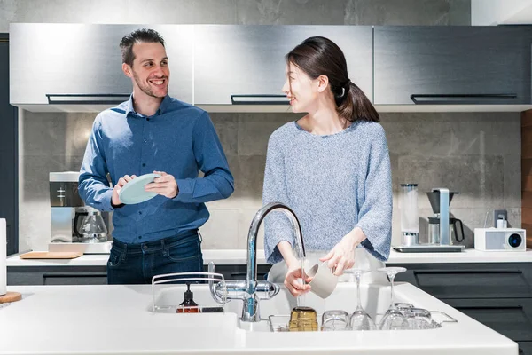 Νεαρός Άνδρας Και Γυναίκα Πλένουν Πιάτα Στην Κουζίνα Χαμόγελο — Φωτογραφία Αρχείου