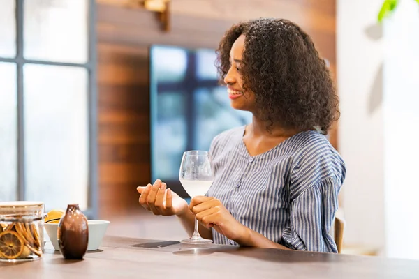 Junge Frau Plaudert Mit Einem Weinglas Der Hand — Stockfoto