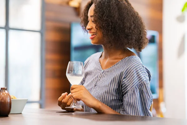 Junge Frau Plaudert Mit Einem Weinglas Der Hand — Stockfoto