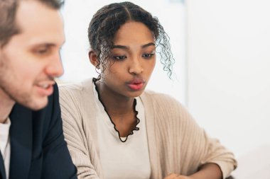 Genç çokuluslu üyelerle birlikte iş dünyasının bir fotoğrafı.