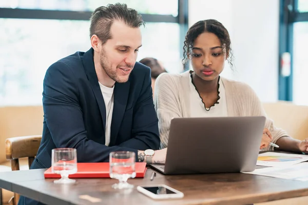 Genç çokuluslu üyelerle birlikte iş dünyasının bir fotoğrafı.
