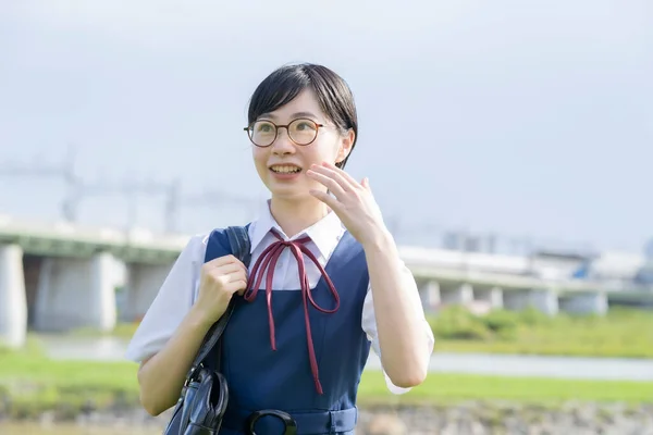 Asyalı Liseli Kızlar Üniforma Giyiyor Okulda Gülümsüyor — Stok fotoğraf