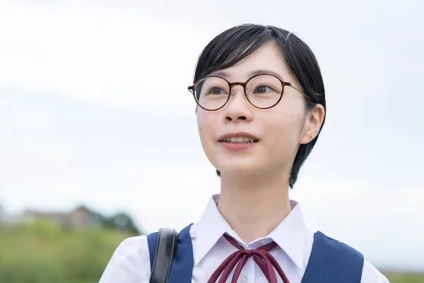 Asyalı Liseli Kızlar Üniforma Giyiyor Okulda Gülümsüyor — Stok fotoğraf