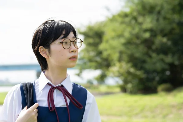 Asiática Menina Ensino Médio Com Óculos Olhando Para Céu — Fotografia de Stock