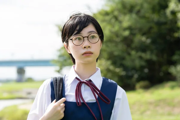 Ázsiai Középiskolás Lány Rövid Fekete Haj Visel Szemüveget — Stock Fotó
