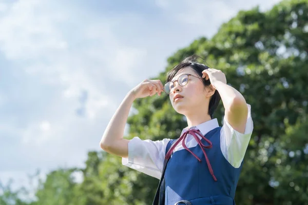 Asiatisk High School Flicka Med Glasögon Tittar Upp Himlen — Stockfoto