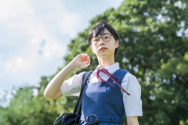 Asiático Menina Ensino Médio Com Cabelo Preto Curto Usando Óculos — Fotografia de Stock