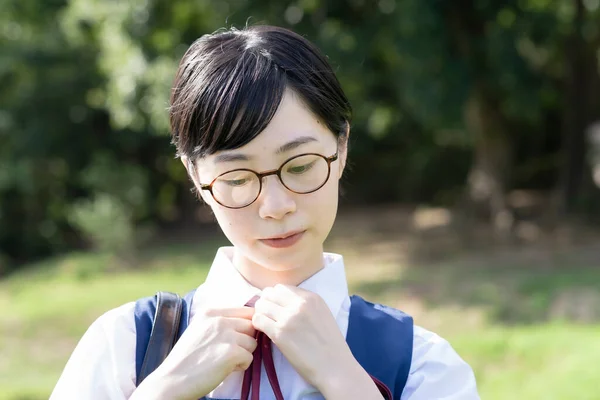 Aziatisch Middelbare School Meisje Met Kort Zwart Haar Dragen Bril — Stockfoto