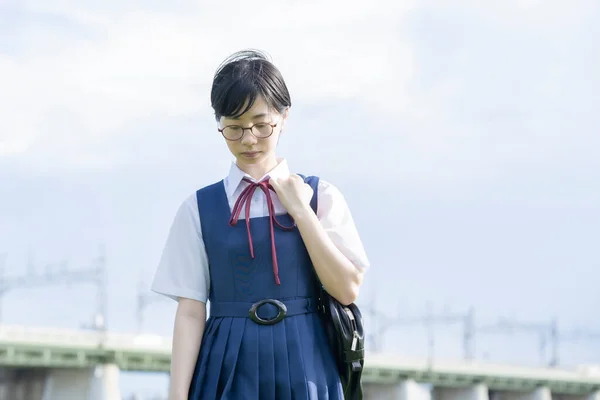 Asiatische High School Mädchen Mit Kurzen Schwarzen Haaren Trägt Eine — Stockfoto