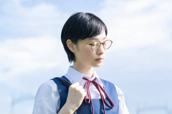 Asiático Menina Ensino Médio Com Cabelo Preto Curto Usando Óculos — Fotografia de Stock