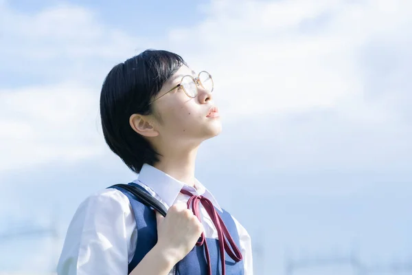 Asiatico High School Ragazza Con Occhiali Guardando Fino Cielo — Foto Stock