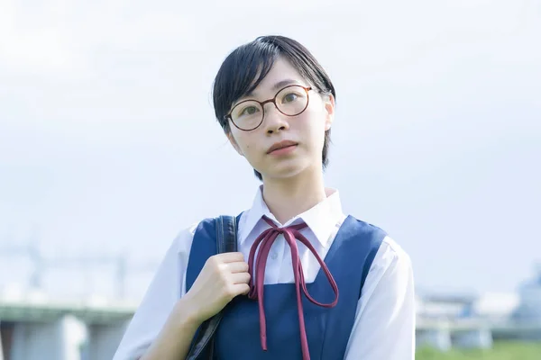 Asiático Menina Ensino Médio Com Cabelo Preto Curto Usando Óculos — Fotografia de Stock