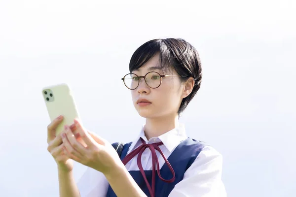 Estudante Asiática Com Cabelo Curto Preto Operando Smartphone — Fotografia de Stock