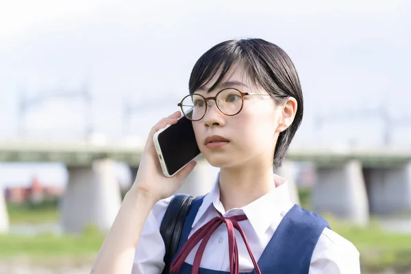 Siyah Kısa Saçlı Asyalı Kız Akıllı Telefondan Konuşuyor — Stok fotoğraf