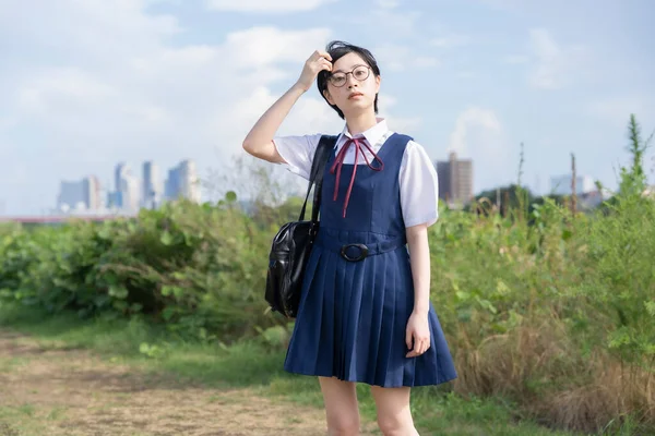 Asiático Menina Ensino Médio Com Cabelo Preto Curto Usando Óculos — Fotografia de Stock