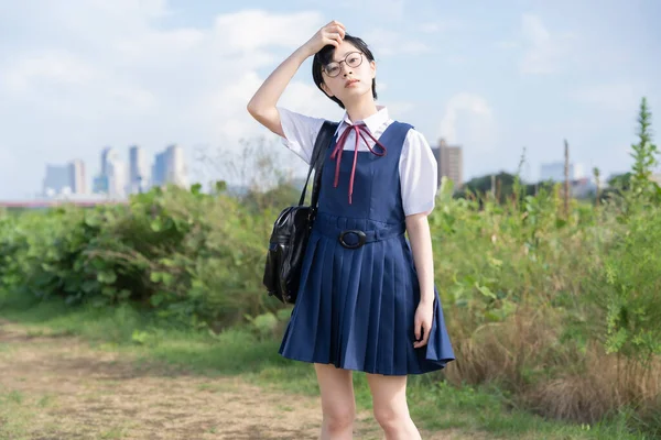 Asiatische High School Mädchen Mit Kurzen Schwarzen Haaren Trägt Eine — Stockfoto