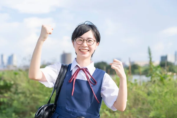 Uma Estudante Ensino Médio Posando Aplaudindo Com Sorriso Livre — Fotografia de Stock