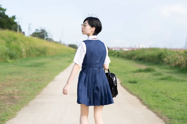 Asiática Escuela Secundaria Chica Con Corto Negro Pelo Usando Gafas — Foto de Stock
