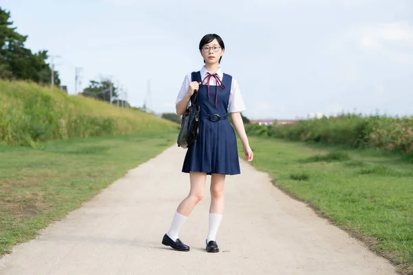 Asiatische High School Mädchen Mit Kurzen Schwarzen Haaren Trägt Eine — Stockfoto