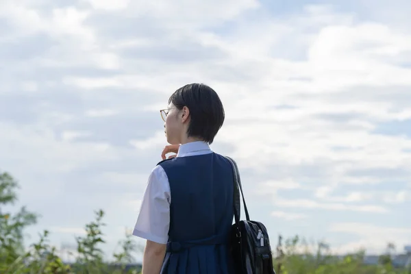 Vissza Rövid Hajú Ázsiai Iskolás Lányra — Stock Fotó