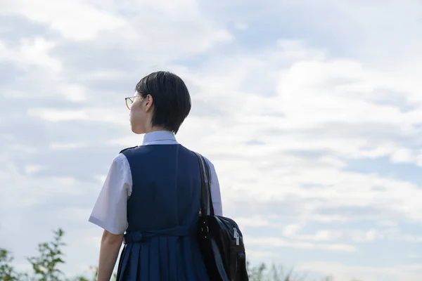 Rückansicht Von Kurzhaarigen Asiatischen Schulmädchen — Stockfoto