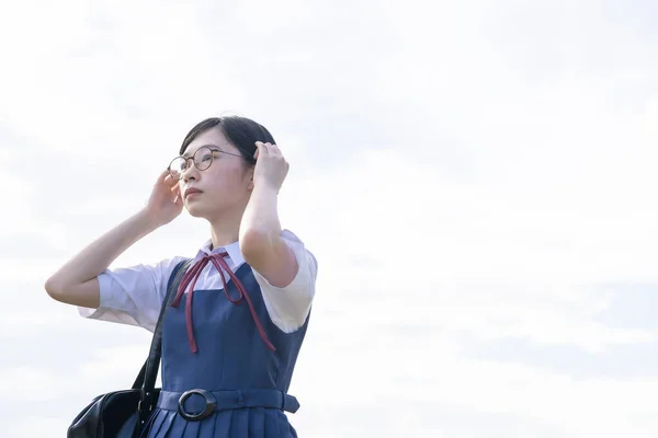 Asiática Menina Ensino Médio Com Óculos Olhando Para Céu — Fotografia de Stock