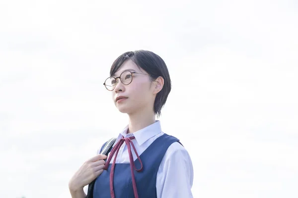 Asiática Menina Ensino Médio Com Óculos Olhando Para Céu — Fotografia de Stock