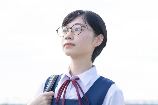 Azjatyckie Liceum Dziewczyna Okulary Patrząc Górę Niebo — Zdjęcie stockowe