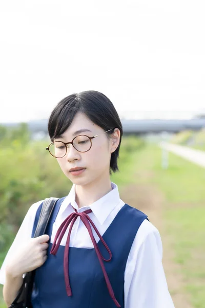 Asiática Escuela Secundaria Chica Con Corto Negro Pelo Usando Gafas —  Fotos de Stock