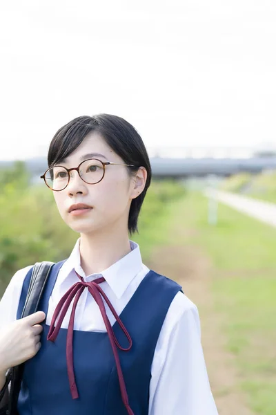 Asiático Menina Ensino Médio Com Cabelo Preto Curto Usando Óculos — Fotografia de Stock