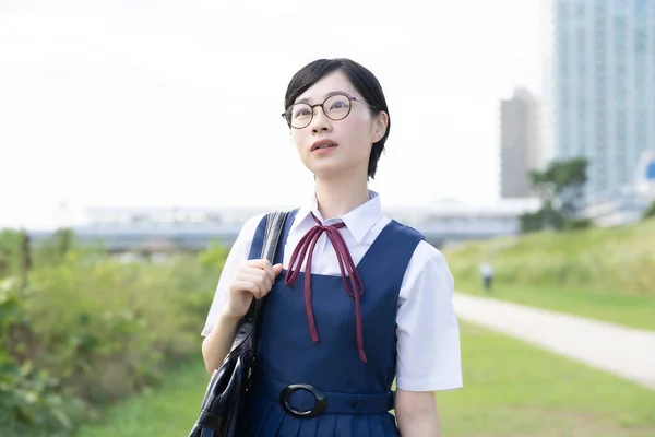 Aziatische Middelbare School Meisje Met Bril Kijken Omhoog Naar Hemel — Stockfoto