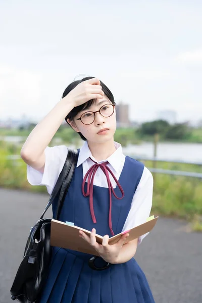 Asiática Estudante Ensino Médio Feminino Estudando Com Uma Expressão Séria — Fotografia de Stock