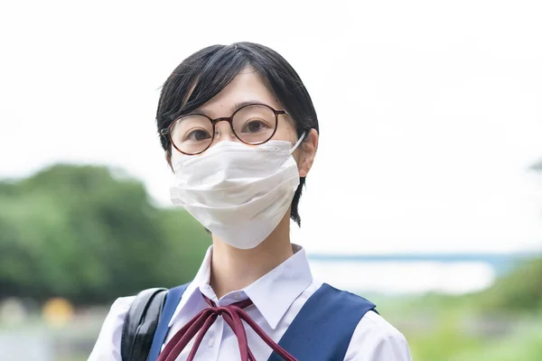 Asiático Meninas Ensino Médio Que Vão Para Escola Usando Máscaras — Fotografia de Stock