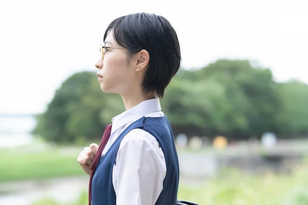Aziatische Middelbare School Meisje Met Bril Kijken Omhoog Naar Hemel — Stockfoto