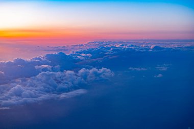 Bir yolcu uçağının penceresinden akşam gökyüzü görüntüsü