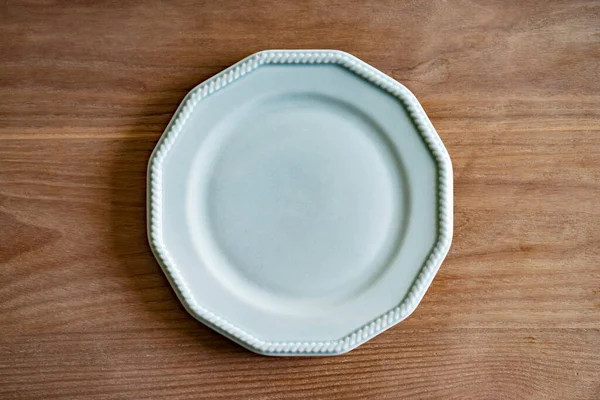 Semplice Piatto Ceramica Posto Tavolo Pranzo Legno — Foto Stock