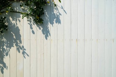 İnce beyaz tahtalar toplayarak yapılmış bir duvar.