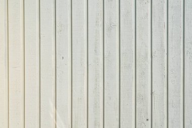 İnce beyaz tahtalar toplayarak yapılmış bir duvar.