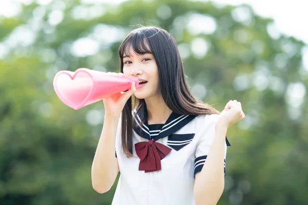 Asiático Menina Ensino Médio Torcendo Com Coração Forma Megafone — Fotografia de Stock