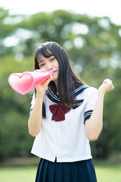 Asiático High School Secundaria Chica Animando Con Corazón Forma Megáfono — Foto de Stock