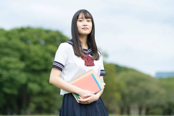 Asiática Estudante Ensino Médio Feminino Estudando Parque — Fotografia de Stock