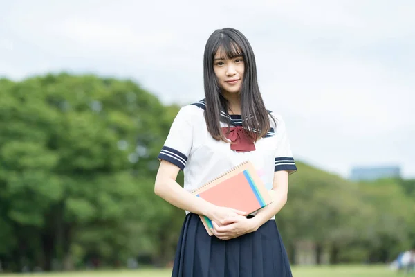 Asiática Estudante Ensino Médio Feminino Estudando Parque — Fotografia de Stock