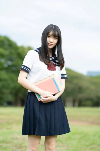 Ázsiai Középiskolás Lány Tanul Parkban — Stock Fotó