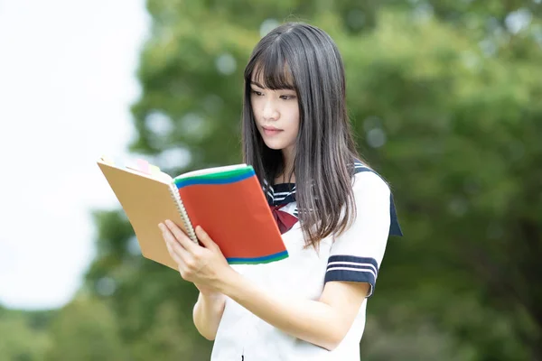 Asiática Estudiante Secundaria Femenina Estudiando Parque — Foto de Stock