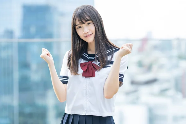 Una Estudiante Secundaria Posando Apoyando Con Una Sonrisa Aire Libre — Foto de Stock