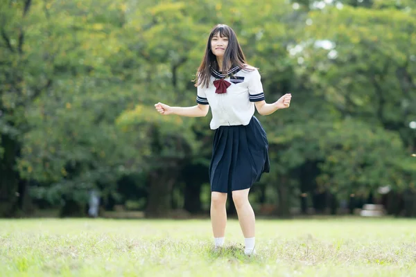 아시아 여대생이 공원에서 웃으며 허둥대고 있습니다 — 스톡 사진