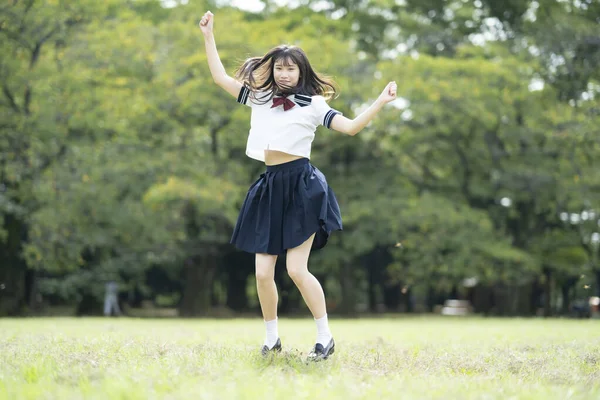 Asiática Estudante Ensino Médio Feminino Brincando Com Sorriso Parque — Fotografia de Stock